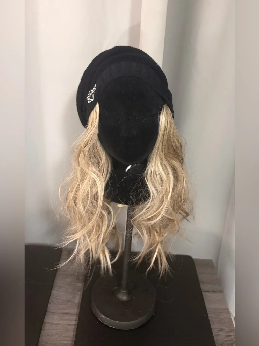NWOT Chelsey Smith Crown Blonde Wavy Curly Hat Wig